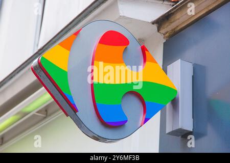 Frankreich, Paris, Carrefour-Schild, in den Farben von LGBT, im Marais Stockfoto