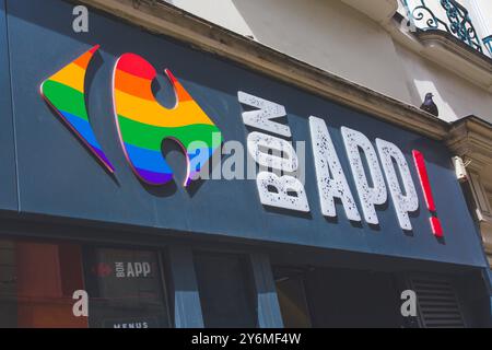Frankreich, Paris, Carrefour-Schild, in den Farben von LGBT, im Marais Stockfoto