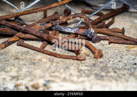 Alte, rostige Nägel auf Beton, Makrofoto Stockfoto