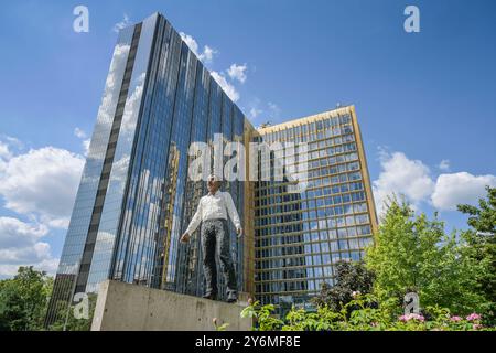 Skulptur Balanceakt von Stephan Balkenhol, Springer-Verlag, Axel-Springer-Straße, Zimmerstraße, Kreuzberg, Friedrichshain-Kreuzberg, Berlin, Deutschland *** Skulpturenbalanceakt von Stephan Balkenhol, Springer Verlag, Axel Springer Straße, Zimmerstraße, Kreuzberg, Friedrichshain Kreuzberg, Berlin, Deutschland Stockfoto