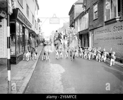 Unter dem „Galgen“ in Edenbridge geht die Old Surrey and Burstow Hunt los, nachdem sie sich auf der Thfe Christmas Fat Stock Show in Edenbridge, Kent, getroffen haben – vorbei am alten Galgenschild. 24. November 1952 Stockfoto