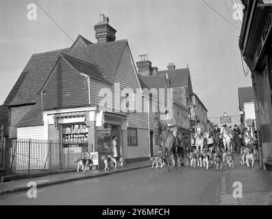 In der High Street des Dorfes trafen sich Old Surrey und Burstow Hunt in Edenbridge, Kent, als ihre Lady Master (ihre erste) teilnahm. Sie ist Miss A Holland aus Cowden Kent. 30. November 1953 Stockfoto