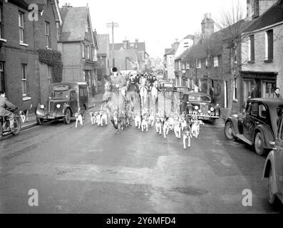 Großes Treffen der Old Surrey und Burstow Hunt in Edenbridge, Kent. Sie zogen von der Christmas Fat Stock Show ab, der ersten seit den Vorkriegsjahren. Dies war das größte Treffen der Saison am 24. November 1952 Stockfoto