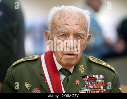 Jince, Tschechische Republik. September 2024. Der tschechische Kriegsveteran Miloslav Masopust, das letzte überlebende Mitglied eines Artillerieregiments des 1. Tschechoslowakischen Armeekorps, trifft am 26. September 2024 in Jince, Tschechische Republik, auf die tschechische Verteidigungsministerin Jana Cernochova. Masopust wird 100 Jahre alt. Quelle: Michaela Rihova/CTK Photo/Alamy Live News Stockfoto