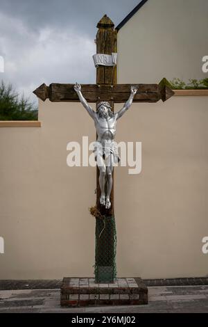 Cayeux-sur-Mer, Frankreich - 09 17 2024: Blick auf ein Kreuz mit einer Statue Jesu genagelt Stockfoto