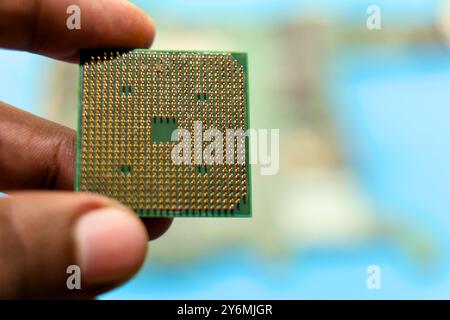 Nahaufnahme einer Hand, die einen Computerprozessor-Chip hält, um den technologischen Fortschritt hervorzuheben. Stockfoto