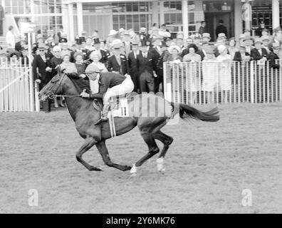 Epsom, Surrey, England: Der Australier Jockey George Moore, der Anfang des Jahres die Sieger der Guineas 2.000 und 1.000 in Newmarket fuhr, fuhr heute mit dem Royal Palace zum Sieg im berühmten Epsom Derby Classic. Er ist hier zu sehen, wie Mitglieder der königlichen Familie (einschließlich Ihrer Majestät, der Königin, der Herzogin von Gloucester und der Königin Mutter) auf dem Weg zu den Startständen, die für das Derby genutzt wurden, vorbeiziehen. Moore fängt einen £61.918-Klassiker mit einer Distanz von 2 1/2 über seinen nächsten Gegner ein. 7. Juni 1967 Stockfoto