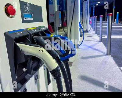 Ladestation für Elektroautos auf einer Autobahnraststätte. Gesamtenergie Stockfoto