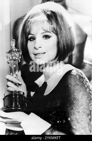 Los Angeles: Die US-amerikanische Schauspielerin Barbra Streisand hält ihren Oscar, nachdem sie gestern Abend zum Gewinner des Best Actress Award bei den 41. Jährlichen Academy Awards gekürt wurde. Miss Streisand und Katharine Hepburn schrieben die Geschichte der Akademie, indem sie den Preis teilten. Die Sängerin Miss Streisand erhielt ihren Preis für ihre Rolle in Funny Girl, dem ersten Bild, das auf dem Leben der Komödiantin Fanny Brice basiert. 15. April 1969 Stockfoto