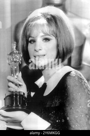 Los Angeles: Die US-amerikanische Schauspielerin Barbra Streisand hält ihren Oscar, nachdem sie gestern Abend zum Gewinner des Best Actress Award bei den 41. Jährlichen Academy Awards gekürt wurde. Miss Streisand und Katharine Hepburn schrieben die Geschichte der Akademie, indem sie den Preis teilten. Die Sängerin Miss Streisand erhielt ihren Preis für ihre Rolle in Funny Girl, dem ersten Bild, das auf dem Leben der Komödiantin Fanny Brice basiert. 15. April 1969 Stockfoto