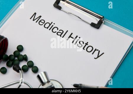 Leere Anamneseform mit Pillen und Stethoskop. Kopieren Sie den Platz für Ihren Text. Stockfoto