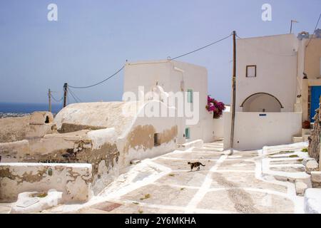 Straße in Emporio - Blick auf die Straßen des mittelalterlichen Dorfes Emporio auf der Insel Santorin, Griechenland Stockfoto