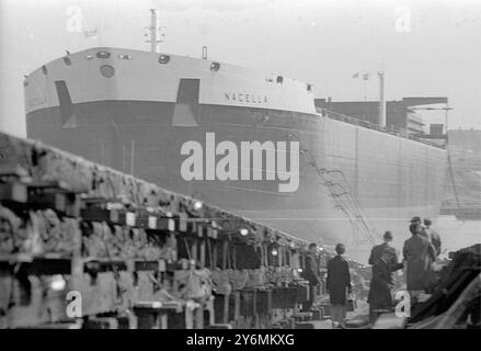 Wallsend-on-Tyne, England: Der 115.250-Tonnen-Tanker 'Nacella' gleitet gestern bei der Werft von Swan Hunter and Tyne Shipbuilders Limited den Slip hinunter. Das Schiff wurde für die deutsche Briefkastenfirma gebaut. März 1969 Stockfoto