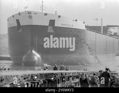 Wallsend-on-Tyne, England: Der 115.250-Tonnen-Tanker "Nacella" gleitet gestern in der Werft von Schwanjägern und tyne-Schiffbauern den Slip hinunter. Das Schiff wurde für die deutsche Briefkastenfirma gebaut. März 1969 Stockfoto