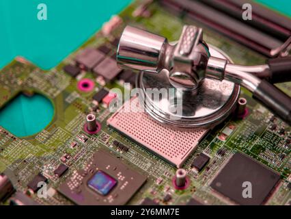 Fühlt sich Ihr Computer unter dem Wetter an? Dieses Bild diagnostiziert technische Probleme mit einer medizinischen Wendung. Stockfoto