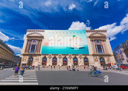 Frankreich, Ile-de-France, Paris, 9. Arrondissement, Palais Garnier, Renovierung des Gebäudes geschützt durch eine Plane mit einer Werbung, van Cleef Stockfoto