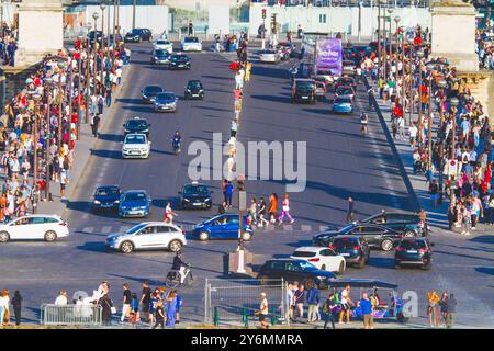 Frankreich, Ile-de-France, Paris, Iena-Brücke, Touristenmassen, Instagrammer fotografieren sich auf der weißen Linie, in der Achse des Eiffelturms Stockfoto
