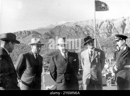 Südadriatic: Marshall Tito (Mitte) an Bord des jugoslawischen Kreuzers Galab, in dem er zu seinem Staatsbesuch in Großbritannien aufbrach, der am 16. märz beginnt. Von links sind: Blasé Jovanovic, Präsident von Montenegro, Alexander Rankovich, Vizepräsident des Exekutivrats der Nationalversammlung Jugoslawiens Marschall Tito, Djuro Pucar, Präsident von Bosnien und Herzegowina: Und ein Offizier der jugoslawischen Marine. Stockfoto