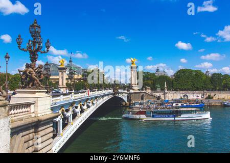 Frankreich, Ile-de-France, Paris, Bateau-mouche an der seine, Vedettes de Paris, Alexander III. Brücke Stockfoto