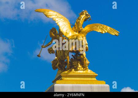 Frankreich, Ile-de-France, Paris, Alexander III. Brücke, bekannt für die Künste von Emmanuel Fremiet Stockfoto