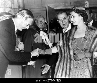 Der britische Premierminister Sir Anthony Eden begrüßt die Königin bei ihrer Ankunft in der Guildhall, wo sie an einer Zeremonie teilnahm, die den 40. Jahrestag des National Savings Committee feierte. Mai 1956 Stockfoto