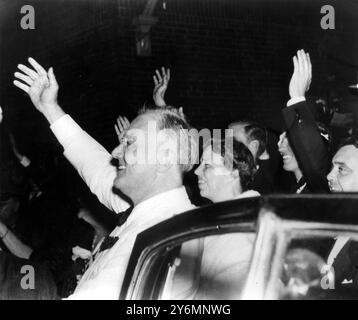 New York. Präsident und Mrs. Roosevelt verabschieden sich von ihren königlichen Gästen. Abschied von König George VI. Und Königin Elizabeth, als die königlichen Besucher Hyde Park, New York, nach Kanada verließen. Juni 1939 Stockfoto