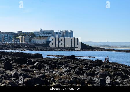 Portstewart Co Londonderry Nordirland 18. September 2024: Dominican College Portstewart von der Portstewart Promenade aus gesehen Stockfoto