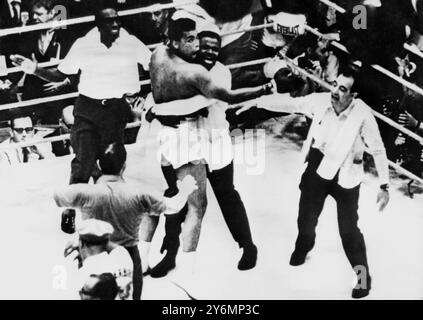 Der neue Weltmeister im Schwergewicht Cassius Clay feiert, nachdem er Sonny Liston in der siebten Runde seines Titelkampfes in Miami Beach, Florida, gestoppt hat. Februar 1964. Stockfoto