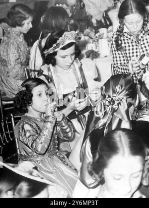 Prinzessin Margaret, in schickem Kleid, bläst einen Quietscher auf einer Kinderparty von Lady Astor in ihrem Londoner Haus im März 1939. Stockfoto