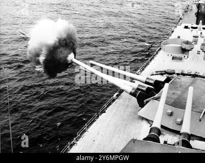 An Bord der USS New Jersey: Das Schlachtschiff New Jersey feuert seine 16-Zoll-Geschütze im Juni dieses Jahres an der kalifornischen Küste ab. Das Schiff operiert jetzt vor der Küste Vietnams, wo seine großen Geschütze zum ersten Mal seit dem Koreakrieg in der Schlacht abgefeuert wurden. 17. Dezember 1968 Stockfoto