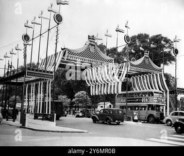 Der Royal Borough, der zur Krönung dekoriert wurde, erstreckt sich über die Straße zwischen der Kensington Road und dem Eingang der Kensington High Street zum Royal Borough of Kensington 1953 Stockfoto