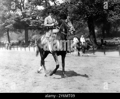 Society in the Park Lady Wimborne Riding in the Row 16. Mai 1924 Stockfoto