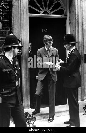 Peter Cook in der Downing Street. Peter Cook spielt in David Frosts erstem Spielfilm, The Rise and Rise of Michael Rimmer, für den er vor der offiziellen Residenz des Premierministers gedreht wurde. Juli 1969 Stockfoto