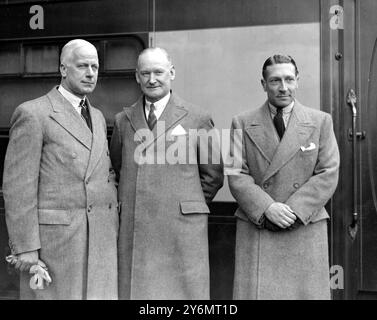 Waterloo, die Polizeimission fliegt in die USA und Kanada. Oberstleutnant F. Brook ( H.M. Inspector of Constant ), John Maxwell ( Chief Constable of Manchester ) und R.M. Howe ( Deputy commissioner Metropolitan Police ) am 15. April 1936 4604 Stockfoto