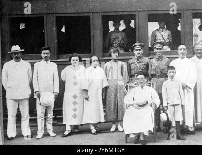 Die Krisen in China. Ein interessantes Bild, das den Zug zeigt, der den Oberbefehlshaber Chiang Kai-Shek und seinen Stab aus Kanton auf der Expedition gegen Wu Pei-Pu trug. Links und rechts Michael Borodin, russischer Berater der Kuomintang, Kuo Ming-Yu, Leiter der Kuomintang-Propaganda, Frau Borodin, Frau Liao Chung-Kai, Frau Chiang Kai-Shek, General Gallent, russischer Militärberater Chiang Kai-Shek, außerdem ist er der Sohn. 9. märz 1927 Stockfoto