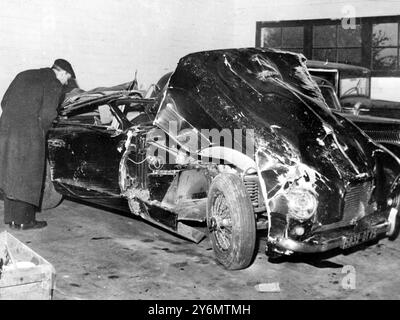 Corbeil, Frankreich: Der Zuschauer betrachtet das zerstörte Wrack des Wagens, in dem die französische Schriftstellerin Francoise Sagan am 14. April 1957 hier schwer verletzt wurde. 18. Juni 1962 Stockfoto