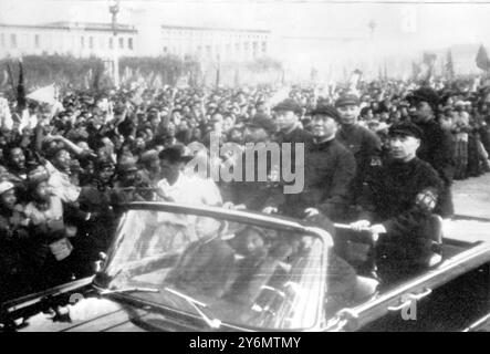 Peking: Der chinesische kommunistische Führer Mao TSE Tung ( stehend, vorne), flankiert von Lin Piao ( rechts), dem chinesischen Verteidigungsminister, der angeblich Chinas Nummer zwei ist, Ho Lung, Mitglied des Politbüros, kam gestern an den Toren des himmlischen Friedens in Peking an, um eine halbe Million Rote Garde zu sprechen. Piao sagte der Jugendbewegung der Wärter, sie solle in ihrer Kampagne für die kulturelle Revolution Vernunft verwenden. 1. September 1966 Stockfoto