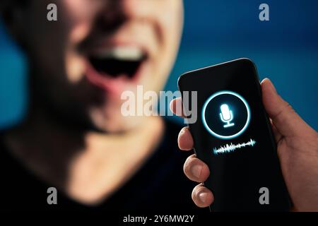 Spracherkennung, KI-Sprachgenerator oder Audioaufzeichnungs-App auf dem Telefon. Tiefer, gefälschter Gesang. MIC-Symbol und Kurve aufzeichnen. Deepfake-Betrug. Virtueller Klon. Stockfoto