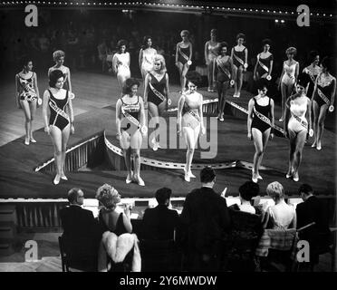 Teilnehmer, die in Badeanzügen vor den Richtern beim Miss England 1964 Wettbewerb im Ritz Ballroom in Manchester parieren. Stockfoto