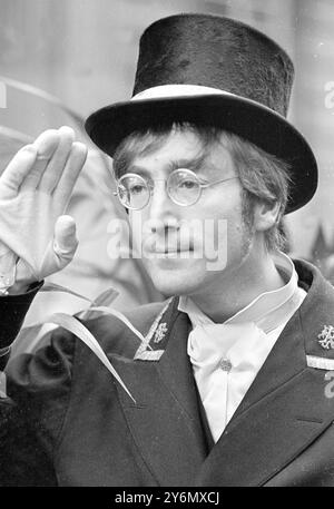 London : Top-Hutbesetztes, Brillenbrillen mit Stahlrahmen und filigranes Outfit eines Kommissars - so wird Beatles John Lennon im Fernsehfilm erscheinen, 'nicht nur', sondern auch Locations-Aufnahmen, die heute in Soho, London, für das Yuletide Spectacular der Sendung im B.C. Fernsehen gemacht wurden. Der Film spielt auch den TV-Komiker Peter Cook und Dudley Moore. 27. November 1966 Stockfoto