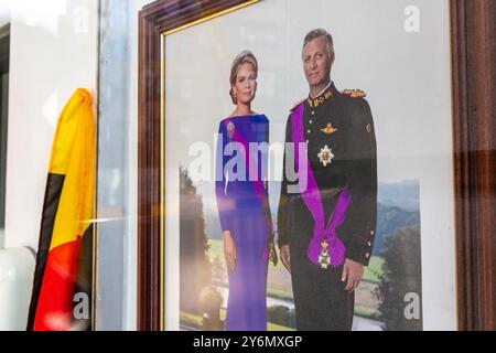 Belgien, Brüssel, König Philippe und Königin Mathilde von Belgien im Porträt neben einer belgischen Flagge Stockfoto