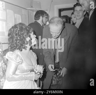 Oxford, England: Nach ihrem ersten Bühnenauftritt in der nicht-sprechenden Rolle der Helen of Troy Filmschauspielerin Elizabeth Taylor in der Garderobe mit dem walisischen Schauspieler Ehemann Richard Burton (Mitte) und Professor Neville Coghill (rechts) an der Oxford University, die Burtons gestern kostenlos der Oxford University Dramatic Society in Marlowes 'Doctor Faustus' zur Verfügung stellten, den Professor Coghill leitete. 15. Februar 1966 Stockfoto