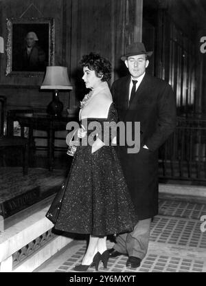 Schauspielerin Elizabeth Taylor und Ehemann Michael Wilding gehen am 20. Februar 1952 im Antique Shop nahe Berkley Square in London einkaufen Stockfoto