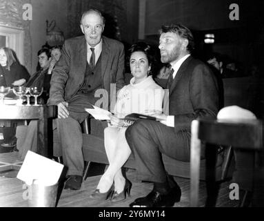 Schauspielerin Elizabeth Taylor und Ehemann Richard Burton zusammen mit Professor Neville Coghill während der Proben von Dr. Faustus in Oxford 1966 Stockfoto