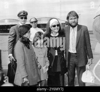 Elizabeth Rosemond Taylor Schauspielerin, geboren in London, und ihre beiden Kinder Liza und Maria am Flughafen London auf der rechten Seite ist Mr Brook Williams 18. August 1969 Dame Elizabeth Taylor, DBE, (* 27. Februar 1932) Stockfoto