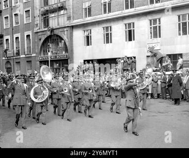 London: Die jährliche Soho-Woche wurde heute eröffnet, und an der Parade nahm die United States Air Force Band Teil, die das Lied für die Paraders aufrief. Regen und langweiliges Wetter treffen den ersten Tag, aber die Einwohner von Soho hoffen, dass sich das Wetter für den Rest der Woche ändert, damit sie und Besucher gleichermaßen die Feierlichkeiten genießen können. - 10. Juli 1960 Stockfoto