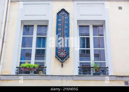 Frankreich, Paris, Außenthermometer an einer Fassade montiert Stockfoto