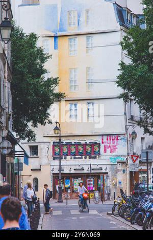 Frankreich, Paris, Marais Viertel, gefälschte Gebäudefassade gezeichnet, eine Rue de Bretagne und Rue de Belleyme Stockfoto