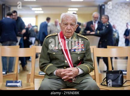 Jince, Tschechische Republik. September 2024. Der tschechische Kriegsveteran Miloslav Masopust, das letzte überlebende Mitglied eines Artillerieregiments des 1. Tschechoslowakischen Armeekorps, trifft am 26. September 2024 in Jince, Tschechische Republik, auf die tschechische Verteidigungsministerin Jana Cernochova. Masopust wird 100 Jahre alt. Quelle: Michaela Rihova/CTK Photo/Alamy Live News Stockfoto