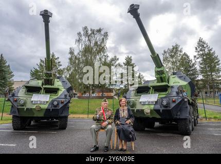 Jince, Tschechische Republik. September 2024. Der tschechische Kriegsveteran Miloslav Masopust (links), das letzte überlebende Mitglied eines Artillerieregiments des 1. Tschechoslowakischen Armeekorps, trifft am 26. September 2024 in Jince, Tschechien, auf die tschechische Verteidigungsministerin Jana Cernochova (nicht gesehen). Masopust wird 100 Jahre alt. Auf der rechten Seite ist Masopusts Frau Helena Masopustova zu sehen. Quelle: Michaela Rihova/CTK Photo/Alamy Live News Stockfoto